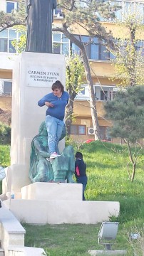 Făgădău e revoltat! O tânără s-a căţărat pe o statuie pentru un „selfie”